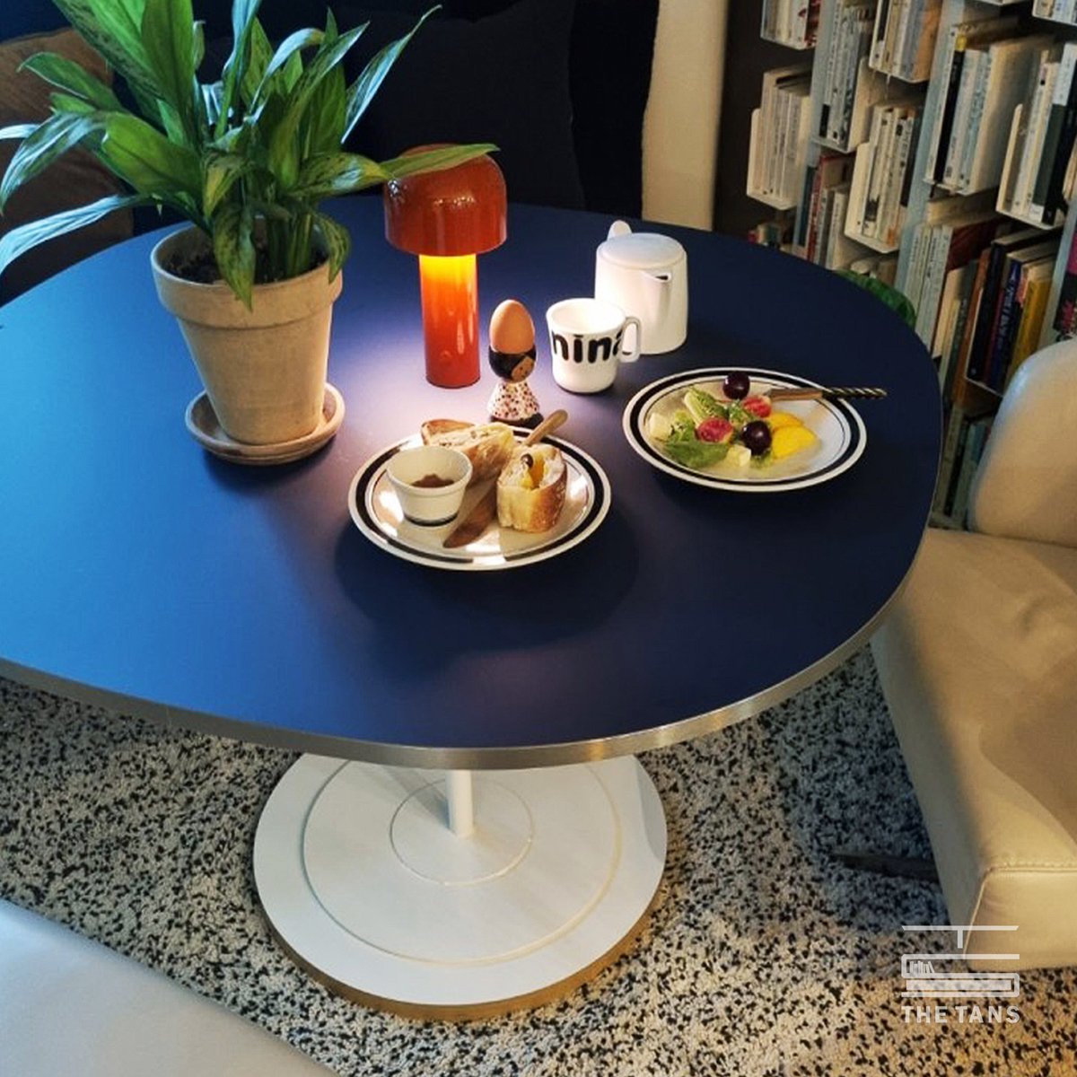 THETANS_jp's tweet photo. シルバーエッジソフト四角テーブル＋FENIXネイビー

✔️色んなタイプのテーブル脚（素材、形態、カラー）の組合せ。
✔️自分だけのオリジナル家具を作る 、オーダーメード
✔️選べるバラエティーカラー

🌱THE TANSは 体に優しい家具を作ります。
_
THE TANS
💬お問い合わせはDM https://t.co/xX3gkOGSop