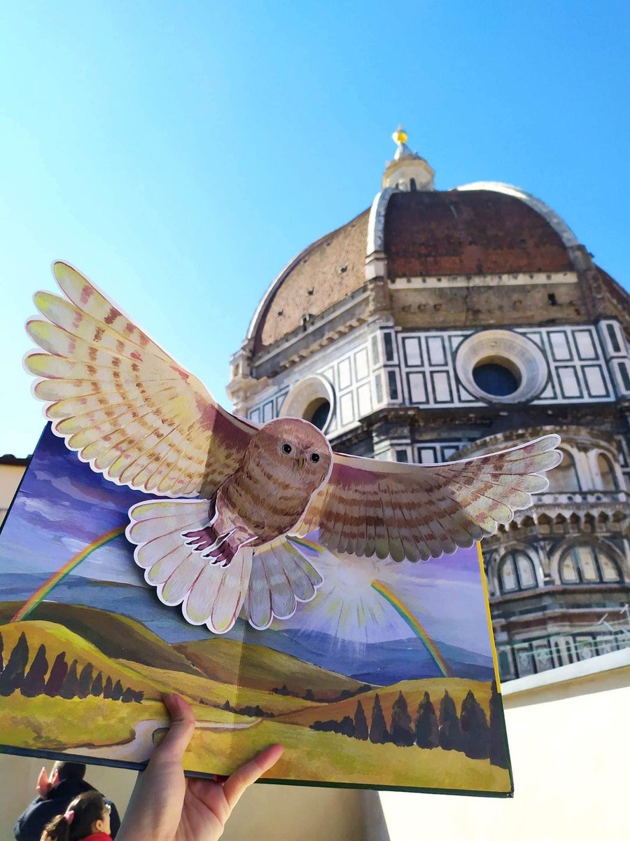 น้องนกฮูกที่ไม่เคยบินตัดสินใจ…บิน บิน บิน ไปถึงอิตาลี เพราะอยากไปดูงาน Bologna Children’s Book Fair 

ก่อนเข้างานเลยบินแวะมาถ่ายคู่กับ Duomo ของ Brunelleschi โดมนี้มีที่มาจากไข่ และความเชื่อว่า ‘สิ่งที่คนอื่นคิดว่าเป็นไปไม่ได้จะเกิดขึ้นได้จริง’ เหมือนกับสำนวนที่ว่า when pigs fly