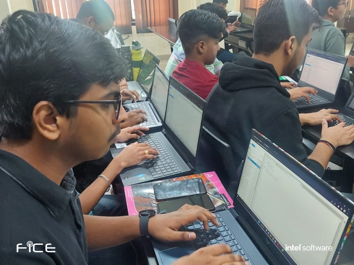 ficeindia's tweet photo. #FICE conducted a hands-on workshop on Python Programming for Modern Application Development at Lovely Professional University, Punjab. The training was taken by Intel® Certified Instructor Mr. Yogesh Raje.

#python #pythonprogramming #pythontraining #pythoncourse  #workshop https://t.co/msBrg6Nh94