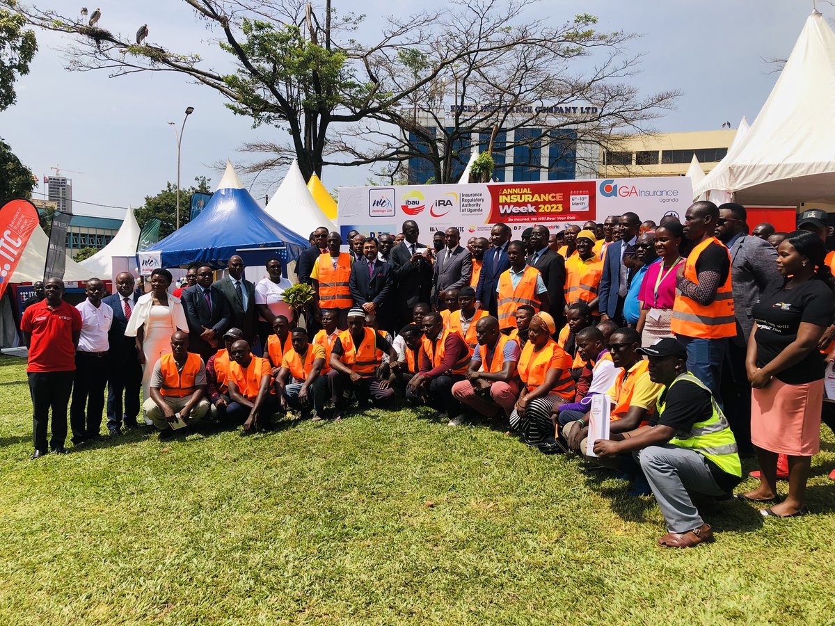 📸 Moment!

Insurance Officials with the Kampala Bodaboda riders, who came to be sensitized about insurance.

#InsuranceWeek23 #DrivingInsuranceGrowth