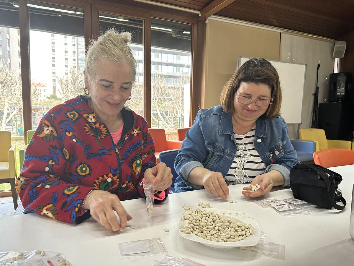 NKKonsey's tweet image. Nilüfer Kent Konseyi gönüllülerimiz 12 Mart Pazar günü yapılacak olan ‘Tohum Takas’ etkinliği için tohum paketlediler. İhsaniye kapalı pazar alanında yapılacak olan etkinliğimize herkesi bekleriz. 🤗🍆🥕🥗🌽🌶️
#tohum #tohumtakas