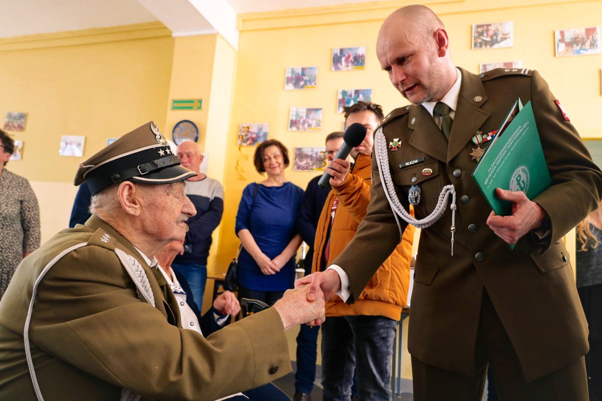 terytorialsi's tweet photo. 200 lat Panie poruczniku! 🎉
Porucznik Kazimierz Miłaszewicz, kombatant #AK, świętował swoje setne urodziny w gronie najbliższych i przyjaciół. Wśród gości znaleźli się https://t.co/Ow3myWlMGL. z-ca dowódcy #14ZBOT.
📷 14ZBOT
#pamięć #urodziny #kombatant #wsparcie #terytorialsi https://t.co/aieMkbM87n