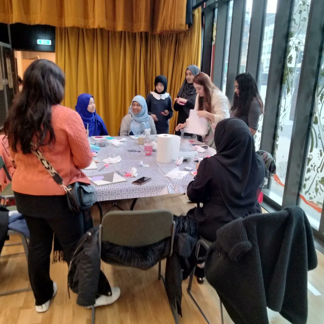 SoGrowth's tweet photo. Last Saturday we held an event to celebrate the women of Tower Hamlets for International Women's Day. Local women and girls of all ages took part in creative workshops in Jewellery Making, Fabric Doll Making, Bow Making and Henna.
#internationalwomensday #towerhamletsnow https://t.co/8yaqZHm7Gf
