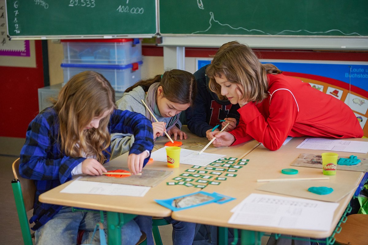 Last week, we launched 'With Stylus, Brush, or Quill', an introduction to #writing across cultures for children at primary school. After the first session on #cuneiform tablets, we can't wait for the next sessions on #Chinese, #Hebrew, and #Arabic scripts!
csmc.uni-hamburg.de/news/2023-03-0…