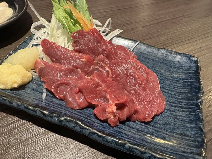 十条『馬ござる』来訪!生肉を好きなだけ食べますよ
まず王道の肩ロースとタテガミ!凄いな…ロースすごく新鮮でこれで190円か!
タテガミにワサビがつくのも面白い…!
もちろん合わせて食べるとさらに凄い…! 