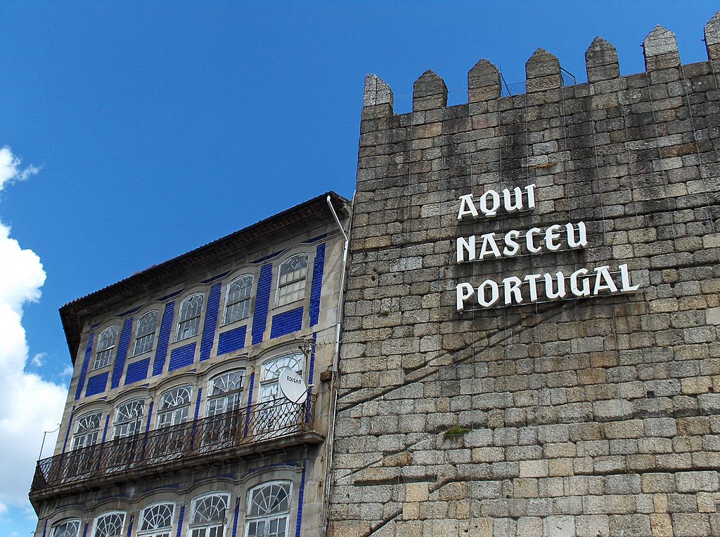 Guimarães ten un letreiro na súa muralla sinalando: Aquí nasceu Portugal

E se Tui debería poñer no pano da súa muralla tamén o mesmo?

Hoxe veremos en <a href="/SERBAIXOMINO/">SER Baixo Miño</a> o papel e a importancia da raíña Teresa no nacemento de Portugal como reino e como #Tui tivo protagonismo
⬇️