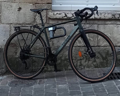2ème vélo volé dans la nuit du dimanche 5 au lundi 6 mars à Poitiers. Pris directement dans un immeuble en bas de la rue des trois rois. Ce vélo Triban a une petite sonnette noire.