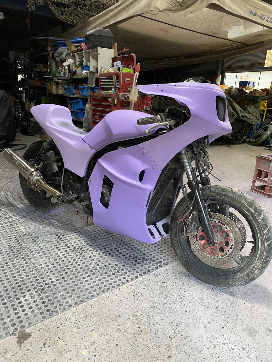 hagetemotuyoki's tweet photo. #VX800 これもプラサフに紫追加。こっちはパープルマイカにする。にしてもこの下地じゃ明るすぎるかな…。 https://t.co/rLi1w4Tzpx