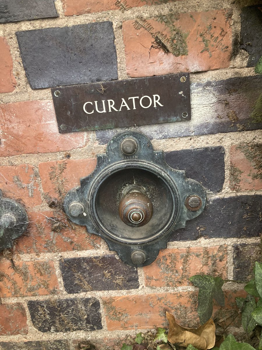 RobynnFinney's tweet photo. Curate me a place where I can dance like it’s 1699 and imagine my ideal library 🪩 📖 #AFewOfMyFavouriteThings @Sudbury_HallNT https://t.co/fLSfGmVYGZ
