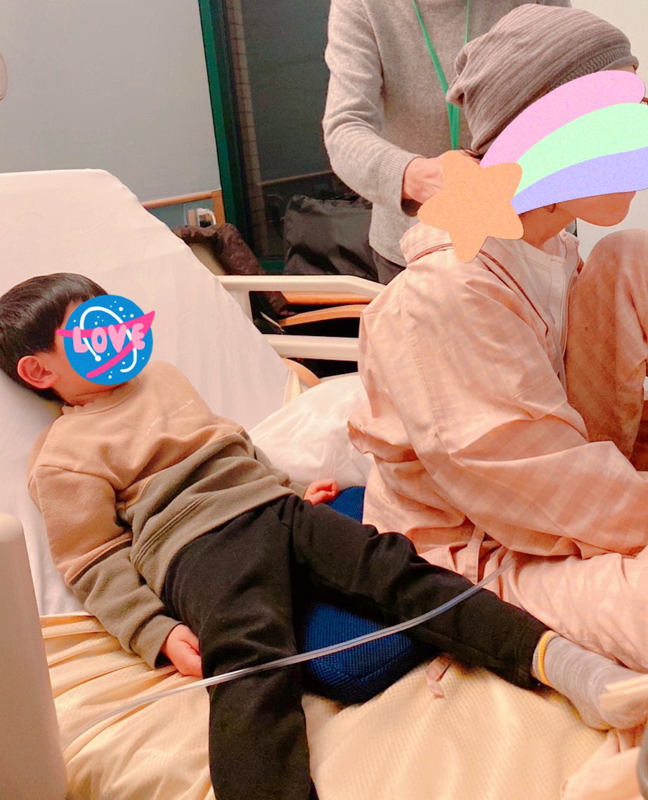 hinata_8131's tweet photo. 昨日医師から
●今週末には、移動も出来ない状態になっている
●退院するなら明日
●明日までに、家に酸素ボンベを設置し、在宅医師の手配する

●ただし今夜、急変したら退院できない
●なので原則子どもの面会禁止だが、病棟に頼んでみる

➡︎昨夜、子どもと面会できたし
今日無事に帰って来れた！ https://t.co/0CN9Zjfn0Y