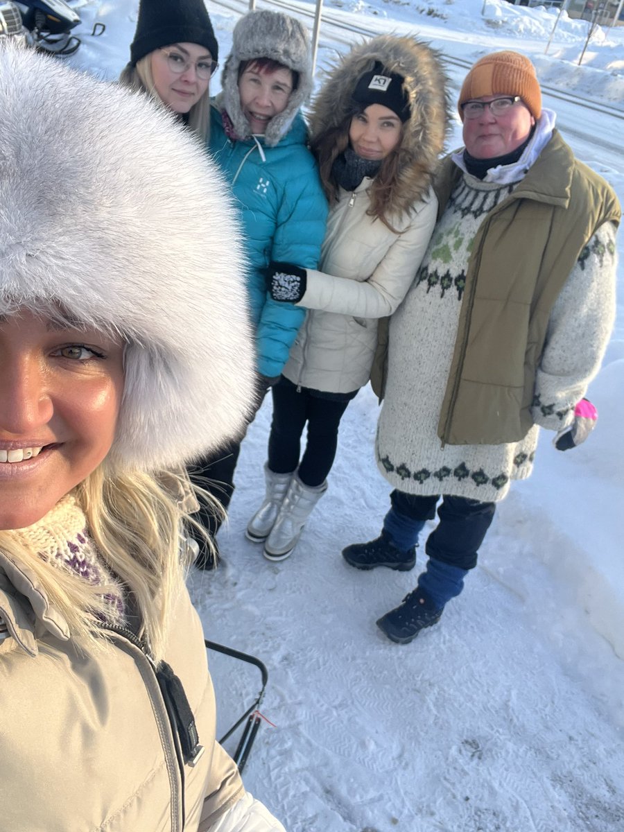 HLintupuro's tweet photo. Kahvitauvon voi käyttää vaikka tv-sarjan kuvauksiin kun sattuu olemaan oikeassa paikkaa oikeaan aikaan🤩 #kriittinenpiste #yledraama #whatevergroup #elämystenylitornio https://t.co/OD6eGtJldP