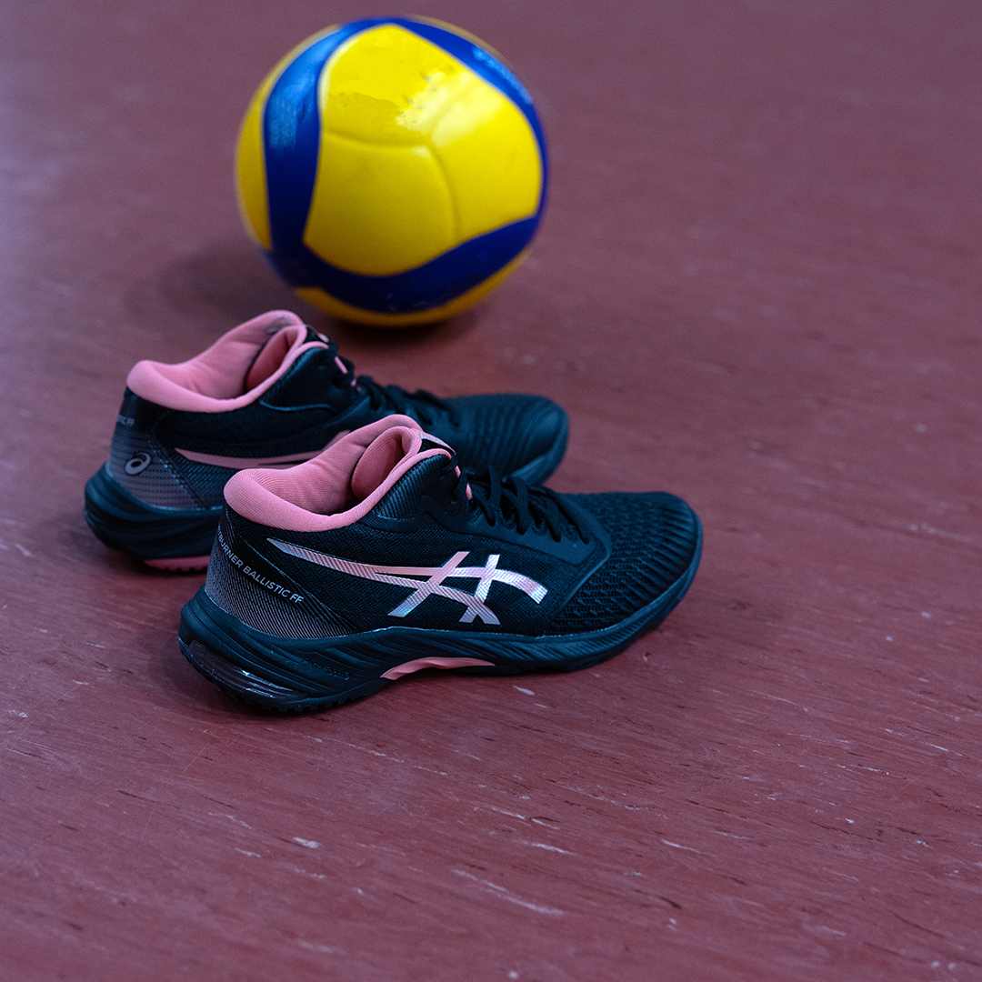 ASICSvolleyball's tweet image. Need a lightweight and flexible shoe to #MoveFaster? The #NETBURNERBALLISTICFF3 is perfect for your on-court needs! 🏐💨 #ASICSVolleyball