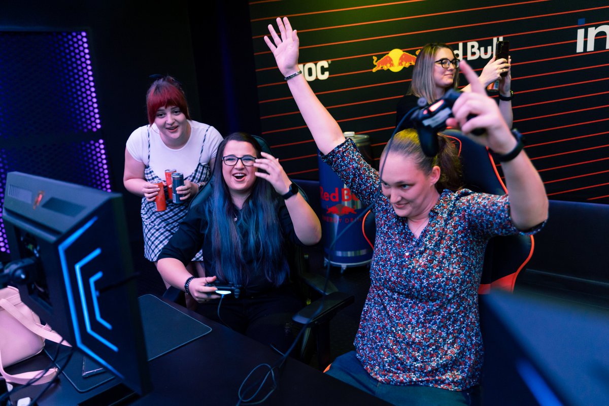 Mettlestate's tweet image. This weekend we had the pleasure of hosting @TechGirlZA  &amp;amp; the #GGArmy for the 2nd iteration of #PlayFIFALikeAGirl⚽🎮

THANK YOU to everyone who joined! It was amazing to see the passion &amp;amp; eagerness from the ladies 🔥 Incredible work from everyone involved ❤️

#PlayFIFALikeAGirl