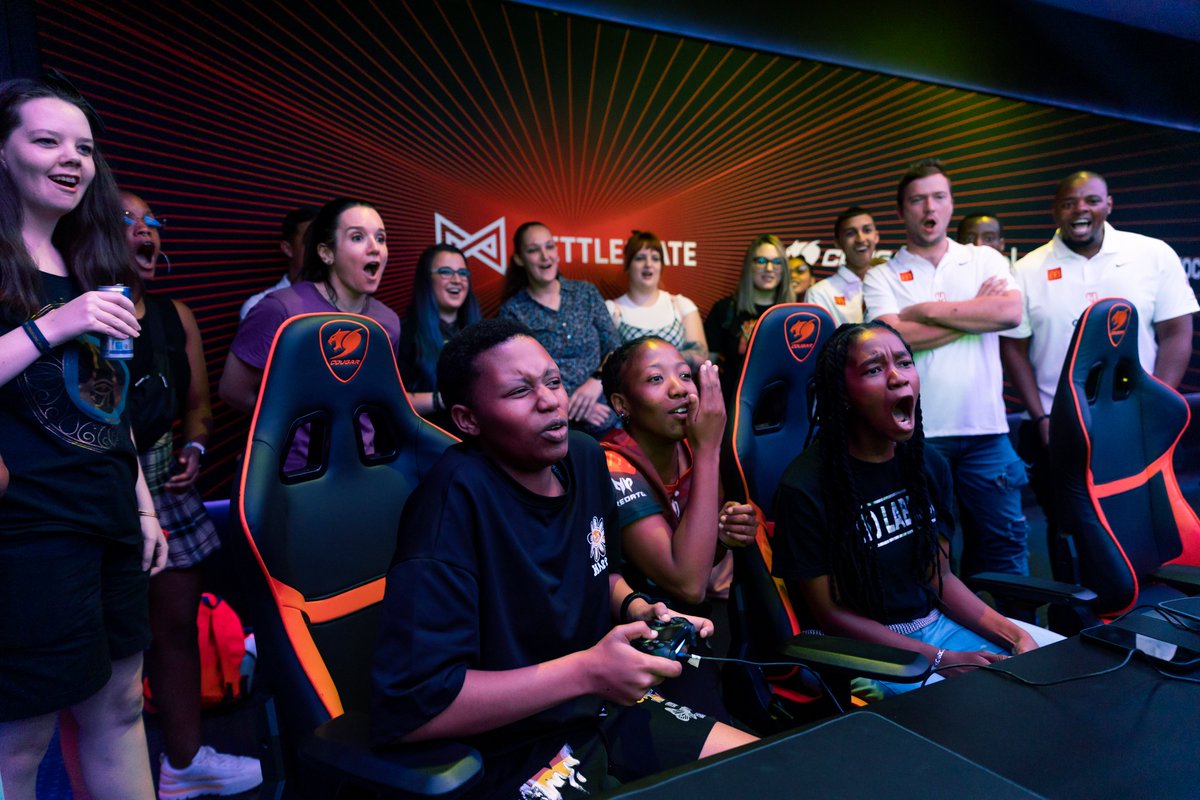 Mettlestate's tweet image. This weekend we had the pleasure of hosting @TechGirlZA  &amp;amp; the #GGArmy for the 2nd iteration of #PlayFIFALikeAGirl⚽🎮

THANK YOU to everyone who joined! It was amazing to see the passion &amp;amp; eagerness from the ladies 🔥 Incredible work from everyone involved ❤️

#PlayFIFALikeAGirl
