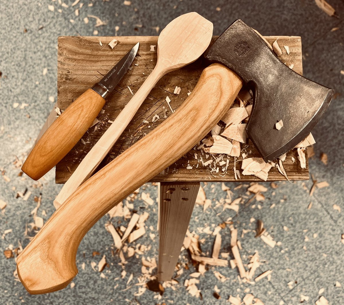 kerry_truman's tweet image. I hosted another #MondayMakers session last night.. more of a two tiered thing.. whilst a group of our #interiorarchitecture final years had a photography studio induction I set in place, I hung around the #modelmaking workshop messing about with axes and #spooncarving fun..!?😆