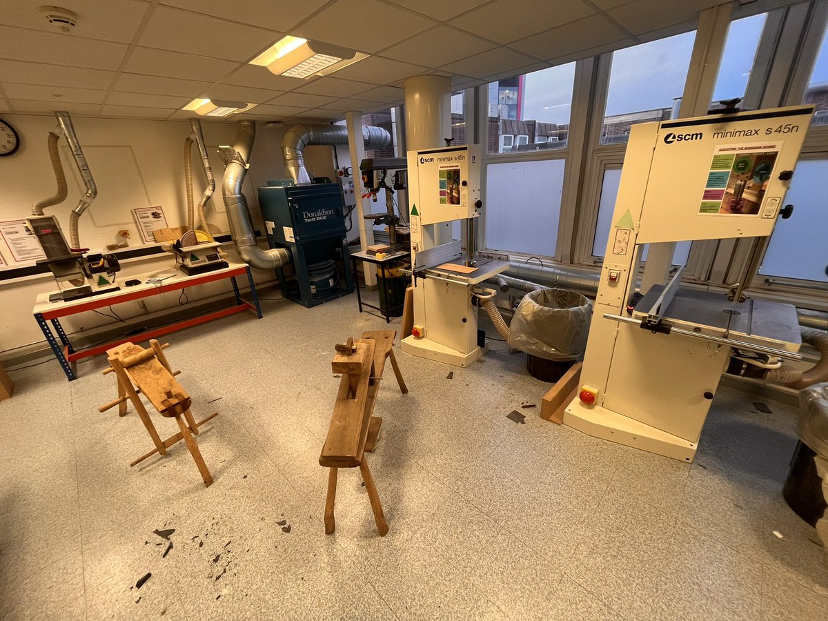 kerry_truman's tweet image. I hosted another #MondayMakers session last night.. more of a two tiered thing.. whilst a group of our #interiorarchitecture final years had a photography studio induction I set in place, I hung around the #modelmaking workshop messing about with axes and #spooncarving fun..!?😆