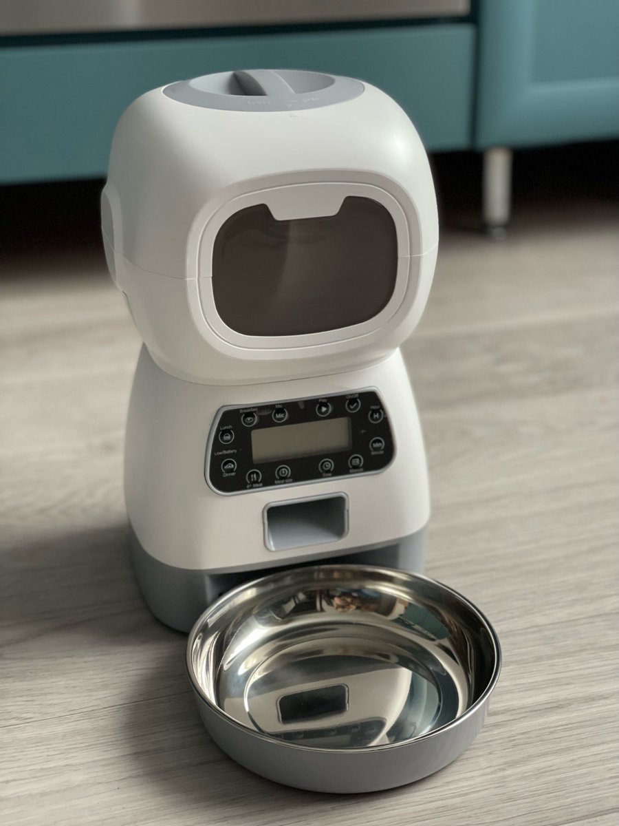 Blue_Bargains's tweet photo. Whether you are a busy pet owner who is always on the go, or simply want to provide your pet with a consistent and healthy diet, our auto pet feeder is the perfect solution. So why wait? 
#petfeeder #catfood #dogfood https://t.co/n6Vtq6yGD7