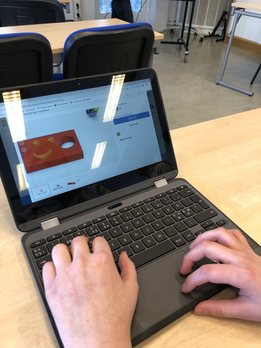 vasbymakerspace's tweet photo. Elever i 7-milaskolan ritar (skapar) egna nyckelbrickor i CAD .som förverkligas i 3D-skrivaren https://t.co/pRxweHvXDZ