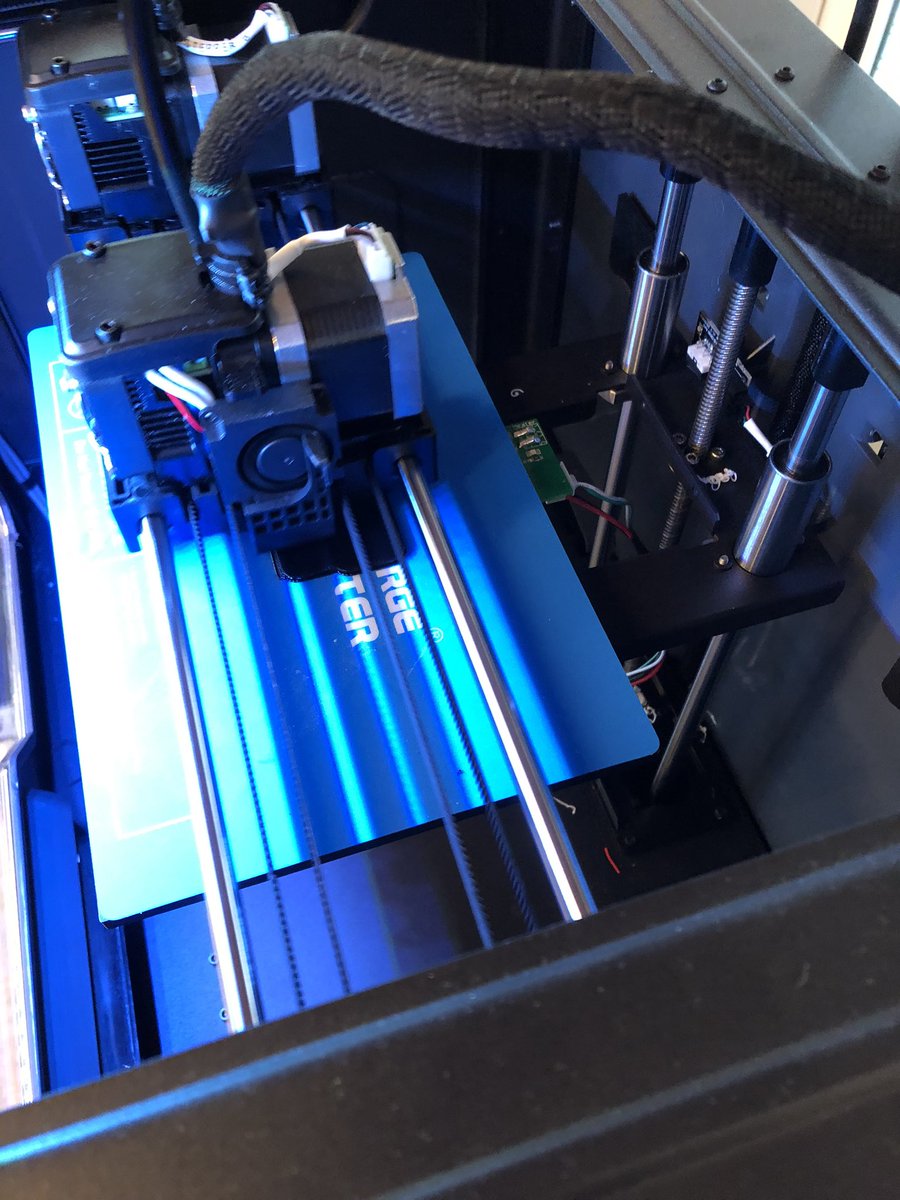 Elever i 7-milaskolan ritar (skapar) egna nyckelbrickor i CAD .som förverkligas i 3D-skrivaren