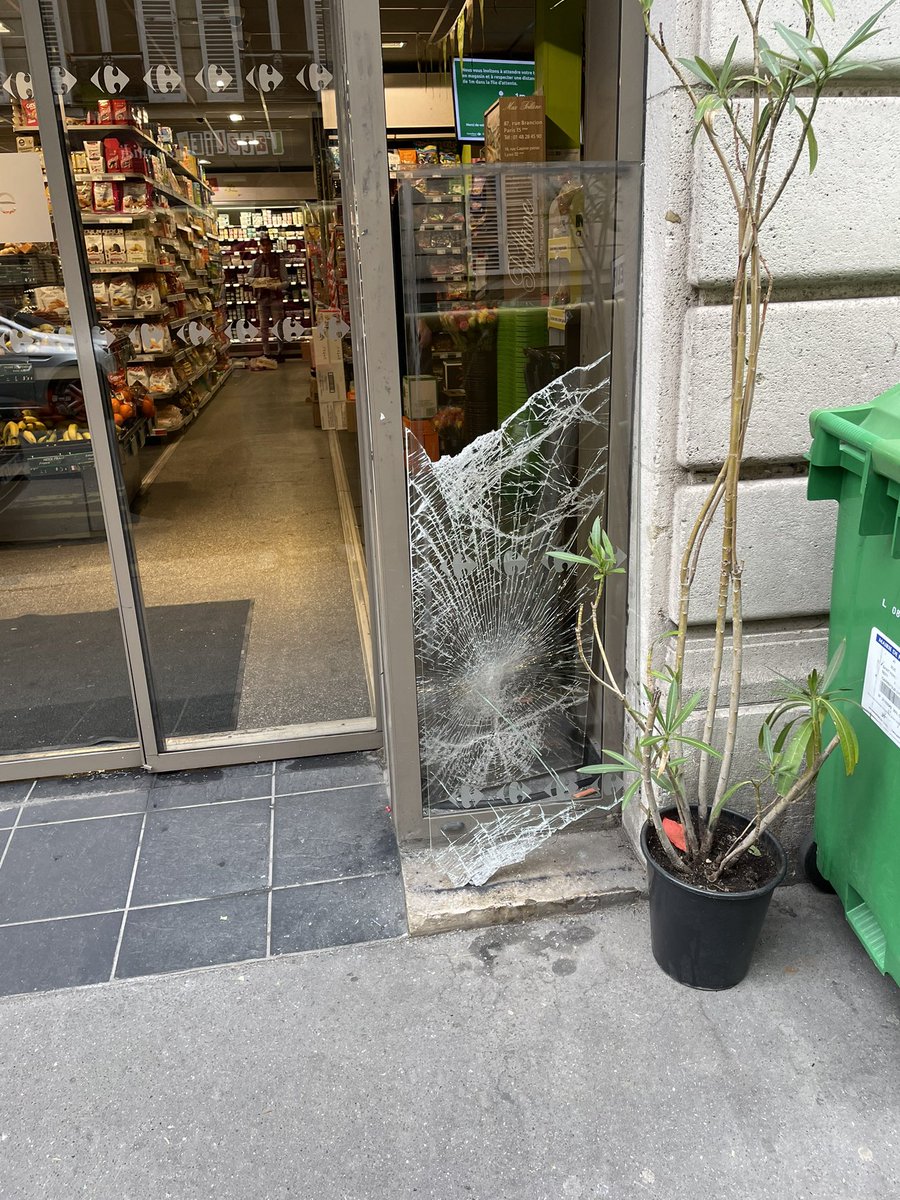 t_dout's tweet photo. Tout le boulot d’une merveilleuse équipe réduit à néant par une bande de délinquants qui attaque dans la nuit les commerces et récupère le fruit d’un travail acharné… 
Nous devons protéger nos commerçants et ceux qui font vivre nos quartiers  @Mairie17 @geoffroyboulard https://t.co/WRUqz9CAen