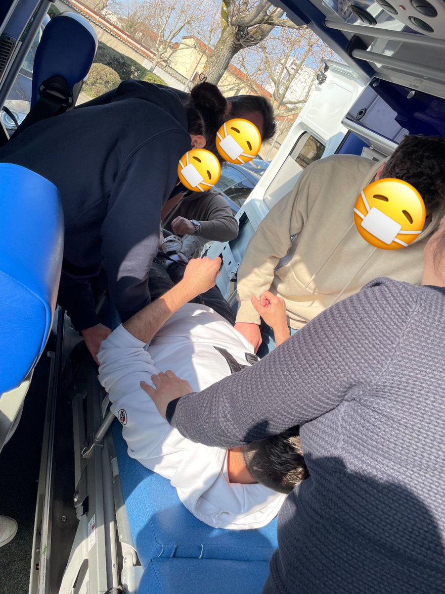 lambulanciere's tweet photo. Leçon du jour : savoir contenir un patient agité lors d’un transport sanitaire.
Les élèves ambulanciers ont eu un peu de mal à poser les contentions sur leur collègue. Allez, du nerf mes bébés ambulanciers !
#ambulance #IFA #contentions https://t.co/2uPxUp7JAz