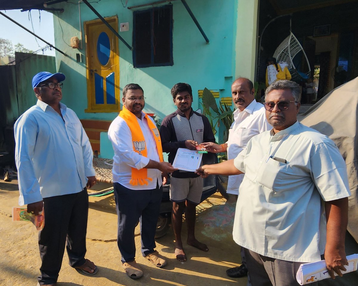 AvulaNagendraK1's tweet photo. ఈరోజు కడప పశ్చిమరాయలసీమ పట్టభద్రుల @BJPMLC అభ్యర్థి @NRaghavendraBJP గారికి మొదటి ప్రాదాన్యత ఓటు వేసి,వేయించి అత్యధిక మెజారిటీతో గెలిపించాలని ప్రచారం చేయడం జరిగింది. @somuveerraju @BJPMadhukarAP #ObcMorchaAndhraPradesh @drlaxmanbjp #ApObcmorcha #Bjpobcmorcha #MLCElections #Kadapa https://t.co/h62pshqORu