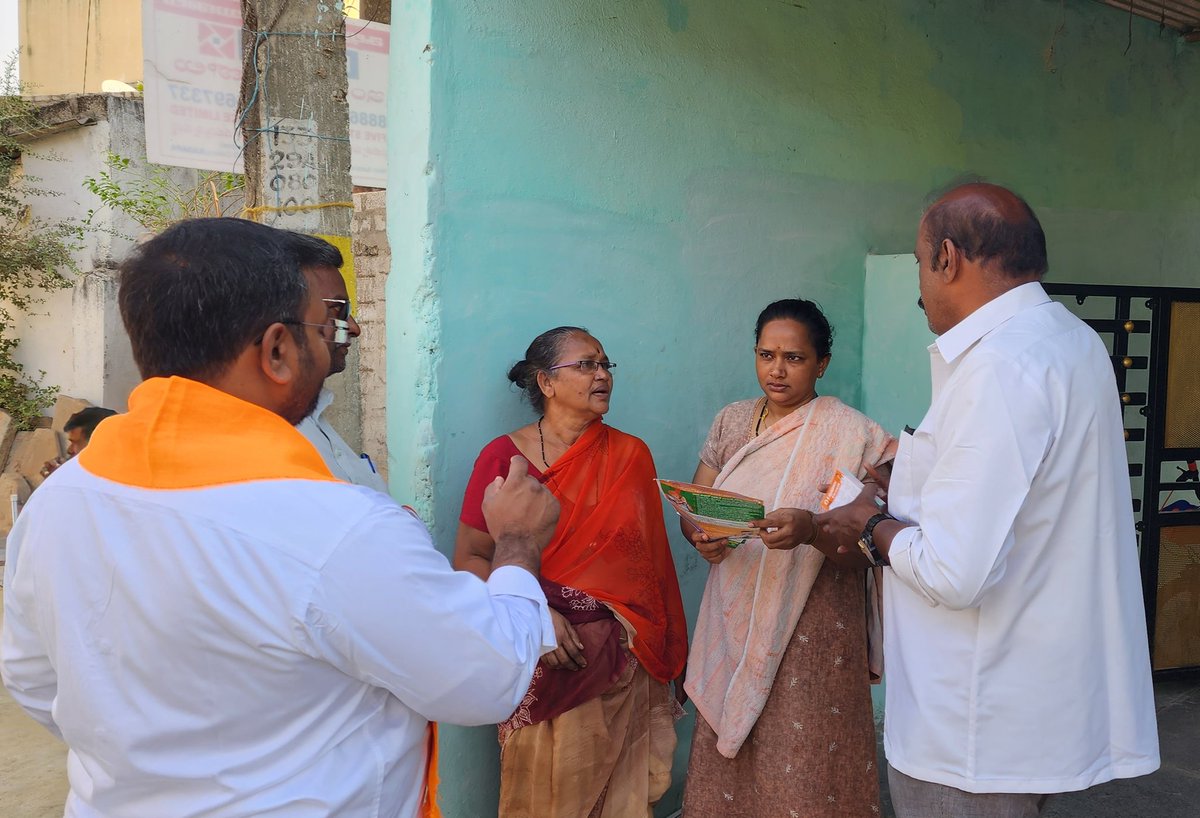 AvulaNagendraK1's tweet photo. ఈరోజు కడప పశ్చిమరాయలసీమ పట్టభద్రుల @BJPMLC అభ్యర్థి @NRaghavendraBJP గారికి మొదటి ప్రాదాన్యత ఓటు వేసి,వేయించి అత్యధిక మెజారిటీతో గెలిపించాలని ప్రచారం చేయడం జరిగింది. @somuveerraju @BJPMadhukarAP #ObcMorchaAndhraPradesh @drlaxmanbjp #ApObcmorcha #Bjpobcmorcha #MLCElections #Kadapa https://t.co/h62pshqORu