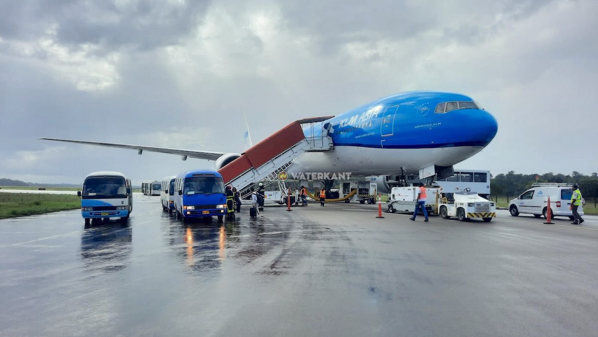 KLM 777-300 becomes disabled on the taxiway after damaging a