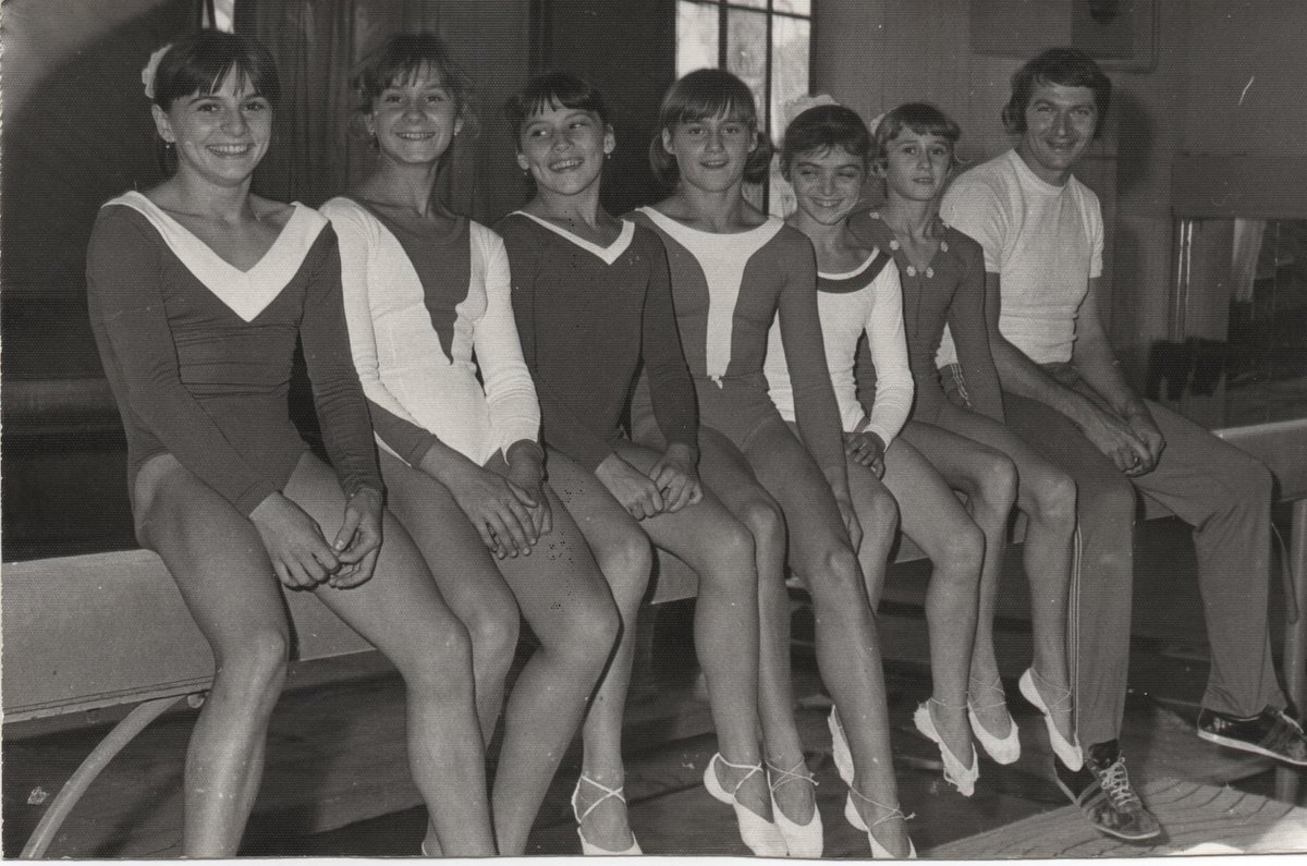 In palestra, sotto lo sguardo severo di Béla Kàroliy, Nadia Comaneci riesce a isolarsi da quanto succede in una Romania sempre più avviata allo sfacelo.

Tutta la storia la potere ascoltare in '10 perfetto' cutt.ly/I373UyF.

Gli Elefanti: memorie sportive e non solo.