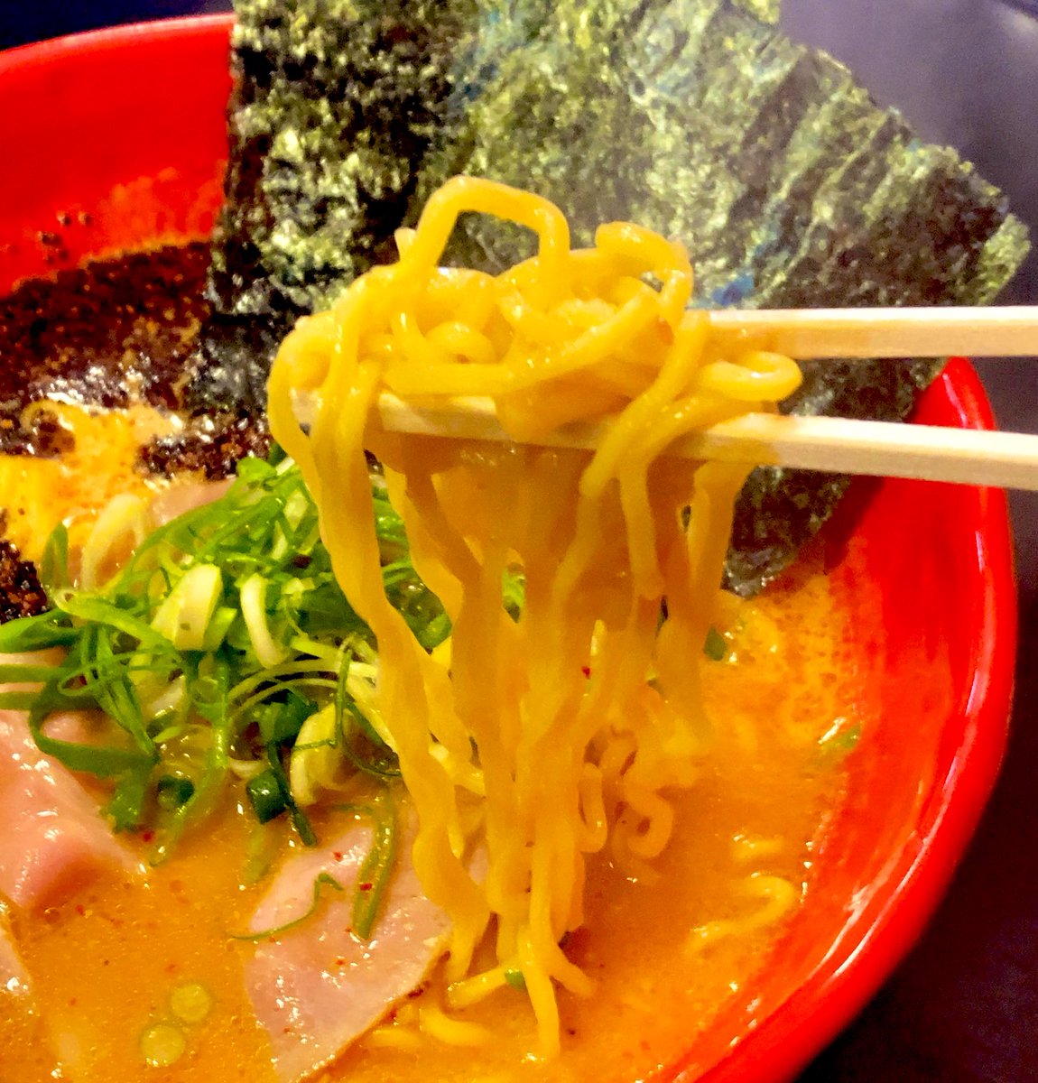 northernroad1's tweet photo. 店主はEXIT兼近さんの兄で店内BGMはV系
赤と黒のクラッシュ 中辛
らぁめん 道中 膝栗毛
#のろブログ #のろちゃんねる #北海道 #石狩 #緑苑台 #飯テロ #グルメ #ランチ #ディナー #ラーメン #EXIT #らぁめん道中膝栗毛 https://t.co/JZEyfJG4Q7