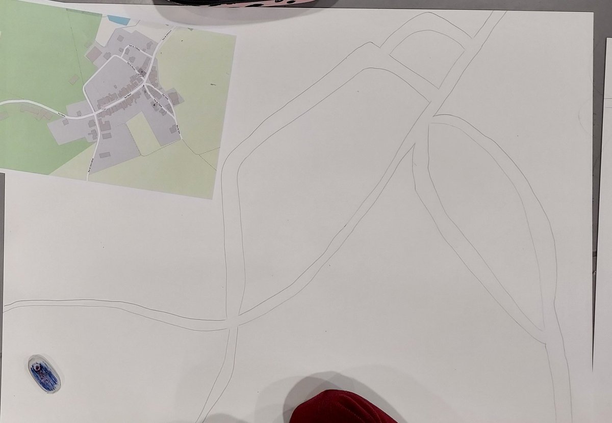 Aujourd'hui on travaille sur son village. Etape 1 :je retace les rues de mon village sur un plus grand format et je me repère.