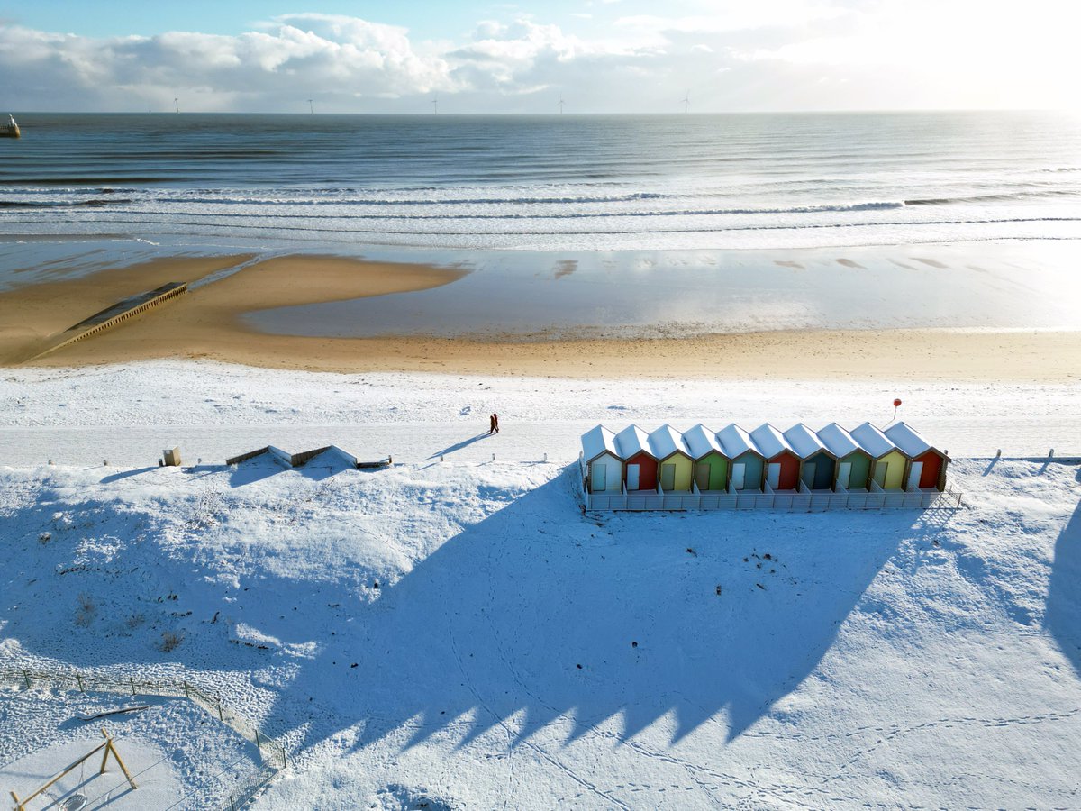 owenhumphreys1's tweet photo. Snow on the coast at Blyth #northumberland beach huts today #uksnow #weather @StormHour @ChronicleLive @pa https://t.co/aD1aLRm0sI