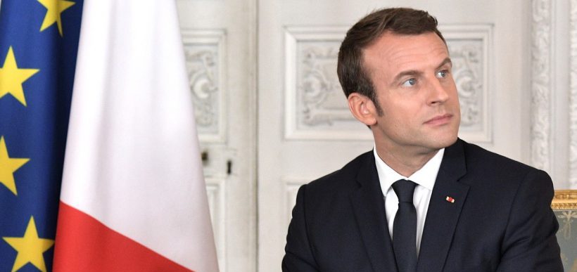 le_gorafi's tweet photo. Emmanuel Macron offre un portrait de René Coty au président congolais - https://t.co/oKdXg1Yr6g https://t.co/ayVjMpKYW3