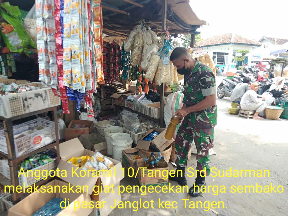 Serda Sudarman anggota Koramil 10/Tangen melaksanakan giat pengcekan harga sembako di pasar Janglot Kec. Tangen
