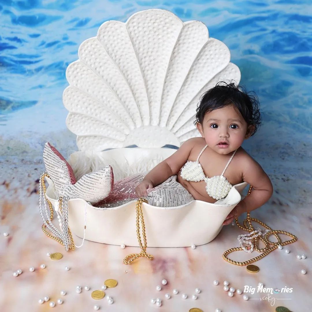 MadrasPropStore's tweet image. Mermaids are no more a fantasy 🧜‍♀️🧜‍♀️
.
Beautiful picture by @bigmemories_vicky 
.
🍁 Our Beach Fabric Printed Backdrop 5x10 feet 2700 INR in use
🍁 Our Mermaid Outfit 2 Piece Set 1299 INR in use too
#propshop #propvendor #propstyling #newbornphotography #toddlerphotography