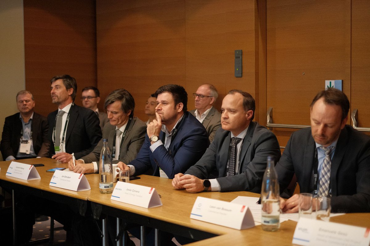 BGSgroup_eu's tweet photo. Are Bio- and Synthetic LNG robust alternative fuel solutions to reach GHG emission reduction goals? How to make climate neutrality a reality? Industry experts presented their Bio- and Synthetic LNG projects during the #LNGCON2023 Roundtable. https://t.co/UNlhbpRrGU