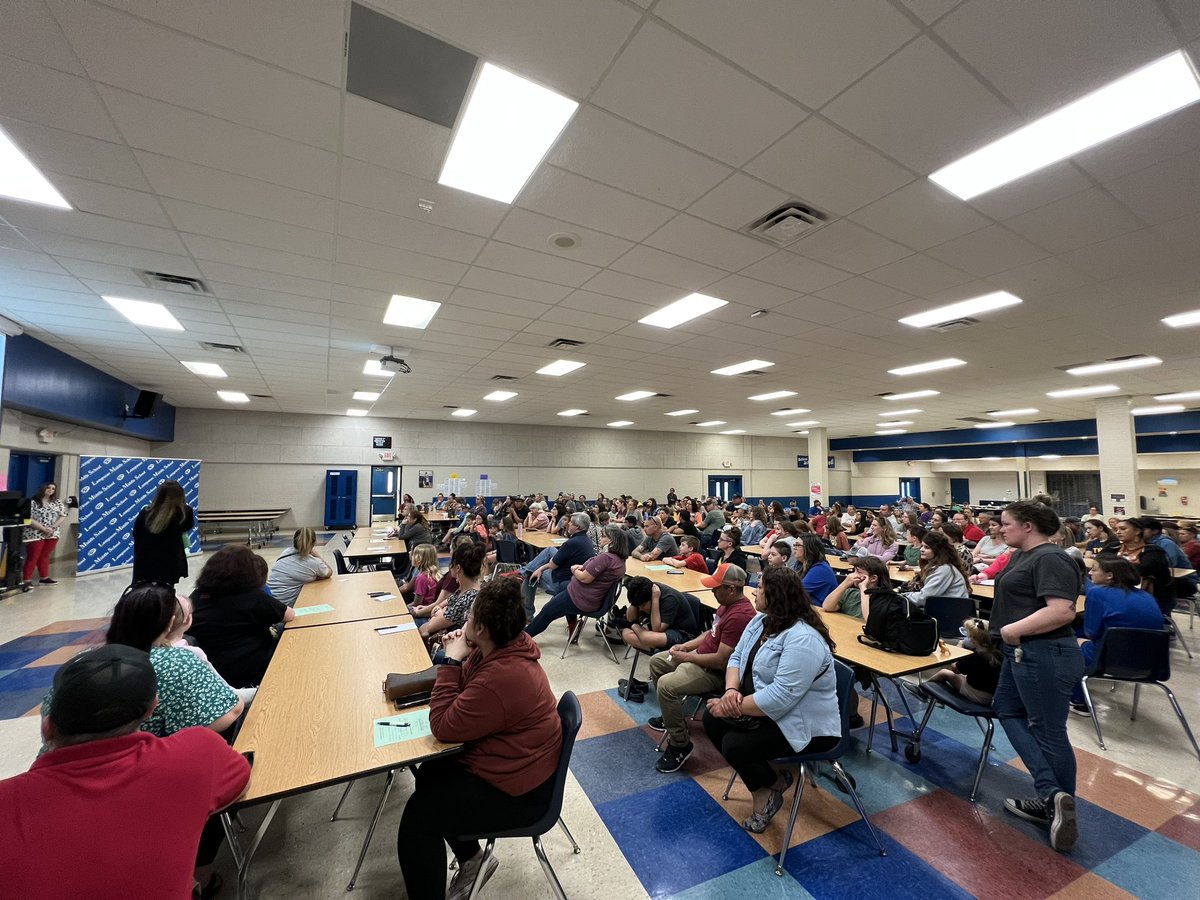 GrahamWes3's tweet photo. It was exciting to meet some of our upcoming 5th grade students and parents at last night’s @LampasasMS Incoming 6th Grade Parent and Informational meeting. #FocusLMS https://t.co/h9fPd1gSJP