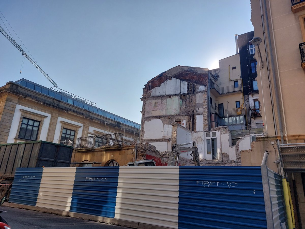 "Txin txin, txin txin, diruaren hotsa...". Eta hondeamakinek egin zuten gainontzekoa. Egunotan tristura handiaz begiratzen diogu zulo horri, gure taberna eta habi izan zenari. Rekalde, espekulazioaren bazka 💔