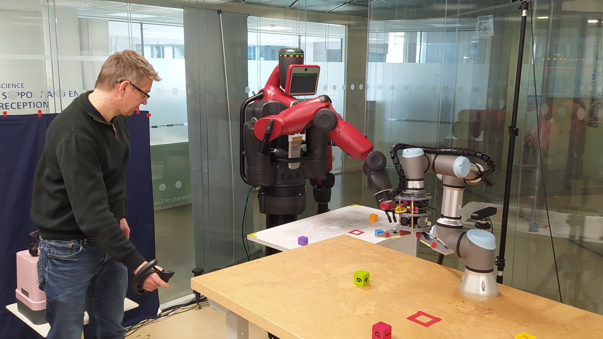 Stacking cubes via direct control #teleoperation - this is how I imagine my son feels while learning to use his hands. Thanks <a href="/FPJAudonnet/">Florent Audonnet</a> for letting me have a go. #baxter <a href="/GlasgowCS/">UofG Computing Science</a>
