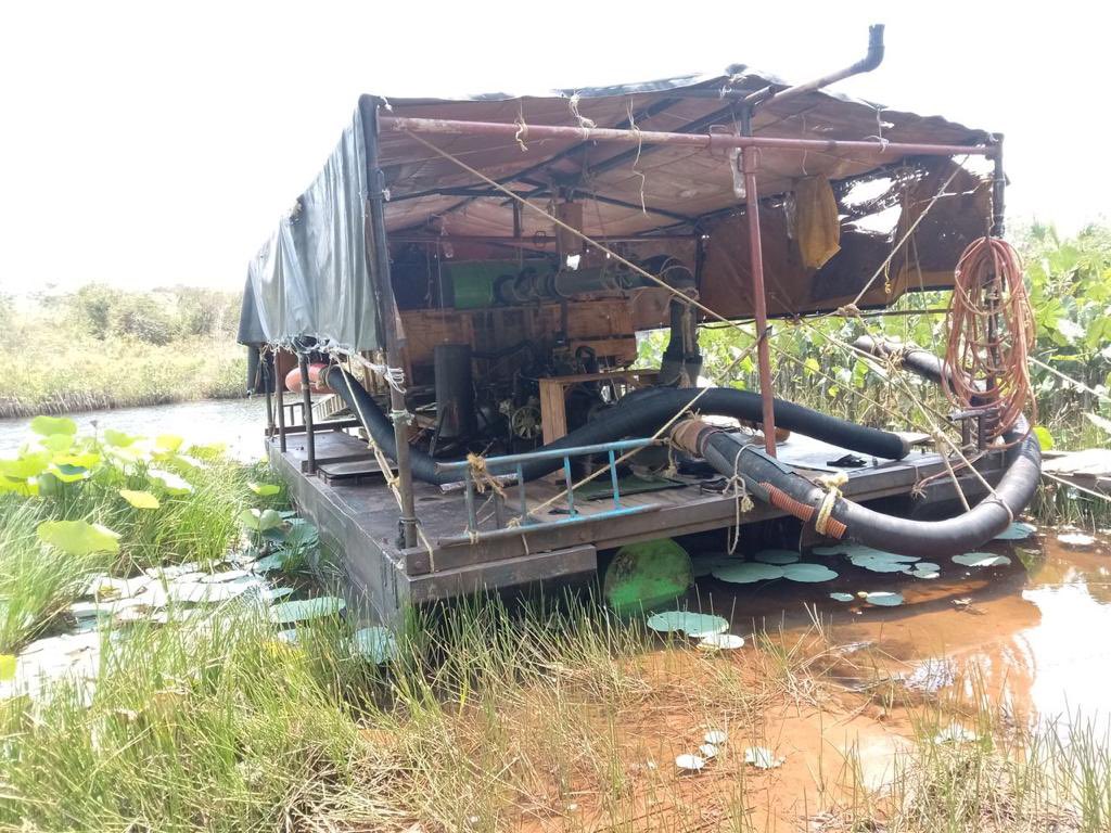 dhernandezlarez's tweet photo. En Bolívar, #FANB desmantela balsa minera industrial con sus elementos logísticos (motor, mangueras, combustible, planta), empleada por grupos delincuenciales quienes arbitrariamente irrespetan la normativa legal y sin escrúpulos contaminan los recursos hídricos y el ambiente. https://t.co/xybVWWRhhY