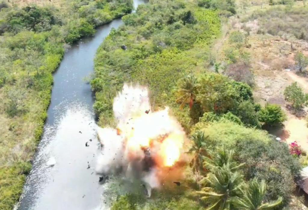 En Bolívar, #FANB desmantela balsa minera industrial con sus elementos logísticos (motor, mangueras, combustible, planta), empleada por grupos delincuenciales quienes arbitrariamente irrespetan la normativa legal y sin escrúpulos contaminan los recursos hídricos y el ambiente.