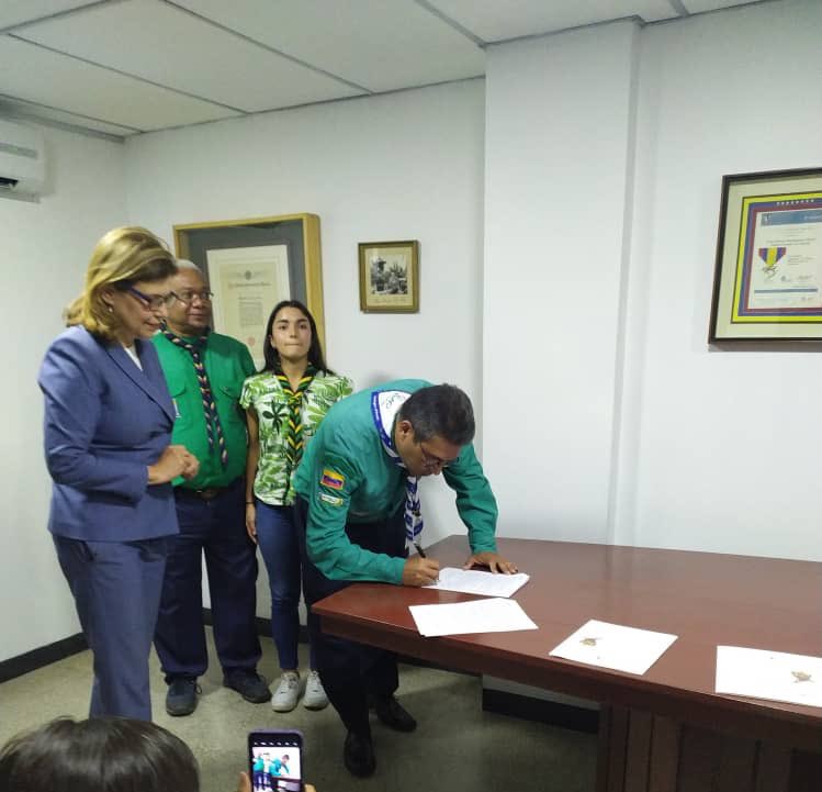 El lunes 06 de marzo se llevó a cabo en la Oficina Nacional Scout la firma de Alianza con el Centro Gandhi de Venezuela 🕊️, para la promoción de la Cultura de Paz en múltiples formas y espacios en conjunto con nuestra institución ⚜️🇻🇪.

#ScoutsDeVenezuela