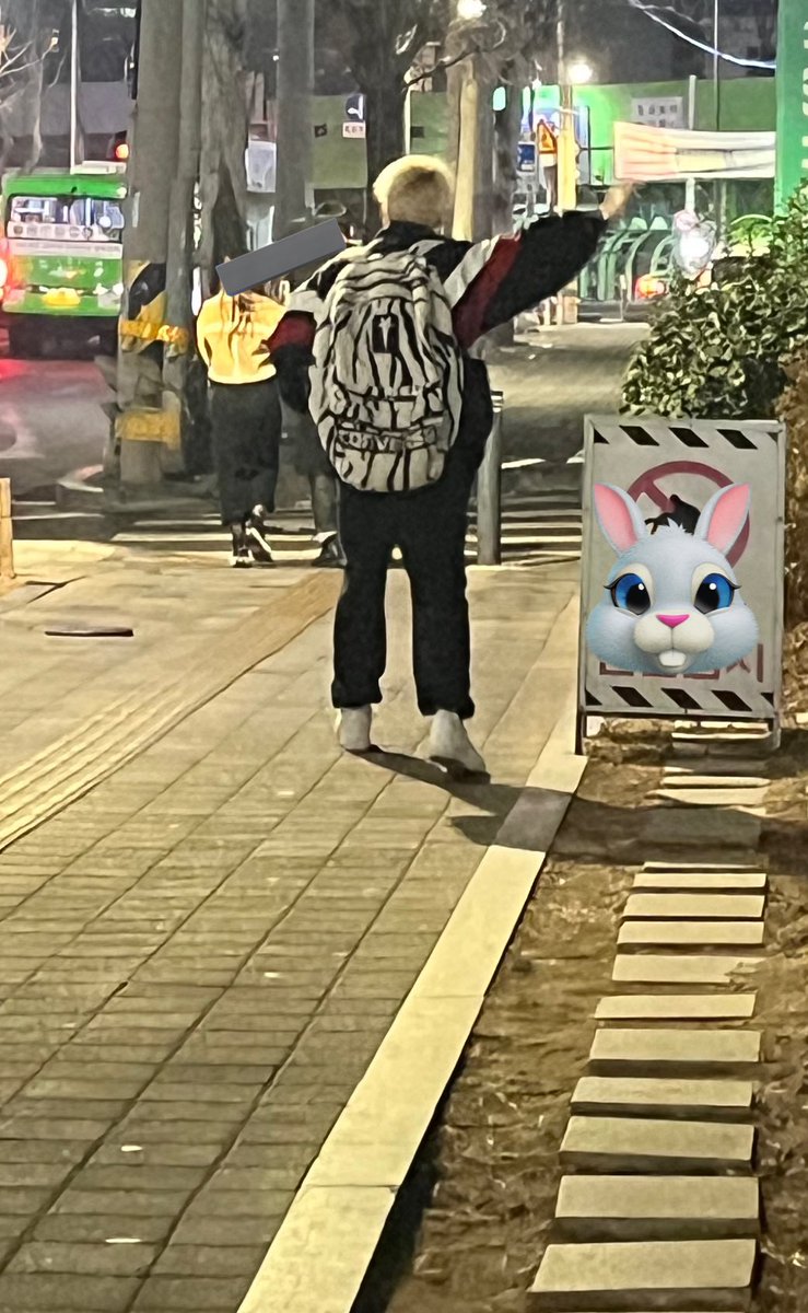 liebesalm's tweet photo. op is sharing about how they met soobin on the streets a while back!! (this is an old pic)

op was at a cafe with several other moas having a soobrangdan gathering when they saw a very familiar shirt, bag, and blonde haired person (soobin!!) https://t.co/NIqoAtTAl9