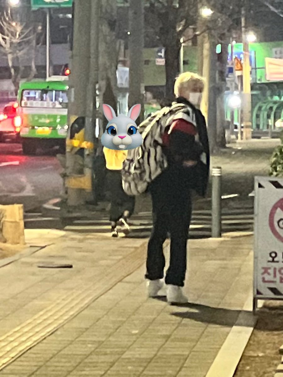 liebesalm's tweet photo. op is sharing about how they met soobin on the streets a while back!! (this is an old pic)

op was at a cafe with several other moas having a soobrangdan gathering when they saw a very familiar shirt, bag, and blonde haired person (soobin!!) https://t.co/NIqoAtTAl9