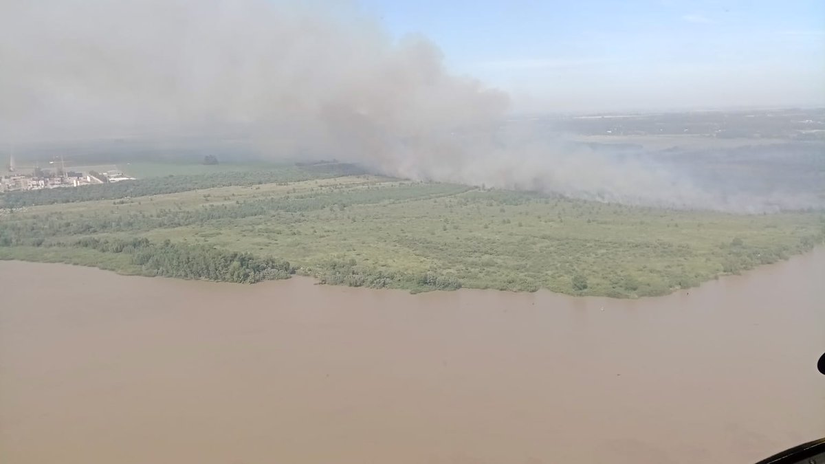 defensacivilpba's tweet photo. #Lima. 4 dotaciones de Bomberos , 3 helicoptores de Policía y 1 avión hidrante del #SNMF trabajarán durante el día de hoy para controlar el fuego. La situación está bajo control operativo. Sin riesgos de afectación a la planta Atucha y la población cercana. https://t.co/hPGSs55YkV