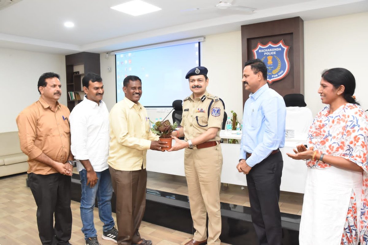 MalkajgiriCop's tweet photo. #Strict_measures to curb #thefts and to control #interstate #Houseburglary offenders: #CP_Rachakonda Sri. #DS_Chauhan_IPS.
#CP_RCK along with #DCP_Crimes Sri. Madhukar Swamy conducted a special meeting with #CCS Staff of Commissionerate at #CP_Office, Neredmet. https://t.co/mqRpRHjveW