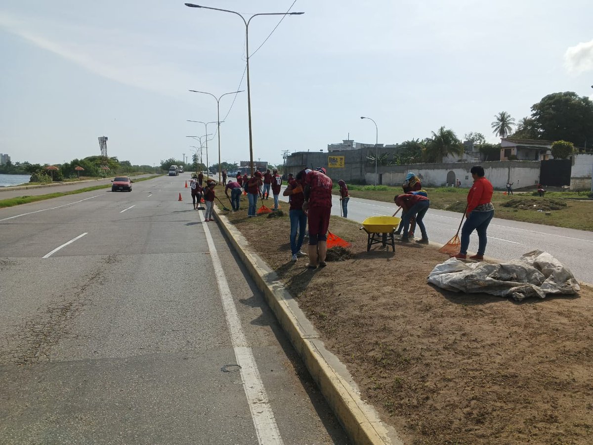 apuertocabello's tweet photo. Desde muy temprano Cuadrillas del Servicio @PtoCTeQuiero se mantienen desplegadas en el Dist. El Palito realizando el desmalezado y recolección de desechos en este sector de la ciudad, en cumplimiento a las políticas ambientales del alcalde @JCbetancourt72 #ChávezEternoAmigo https://t.co/Et1JsFvYXI