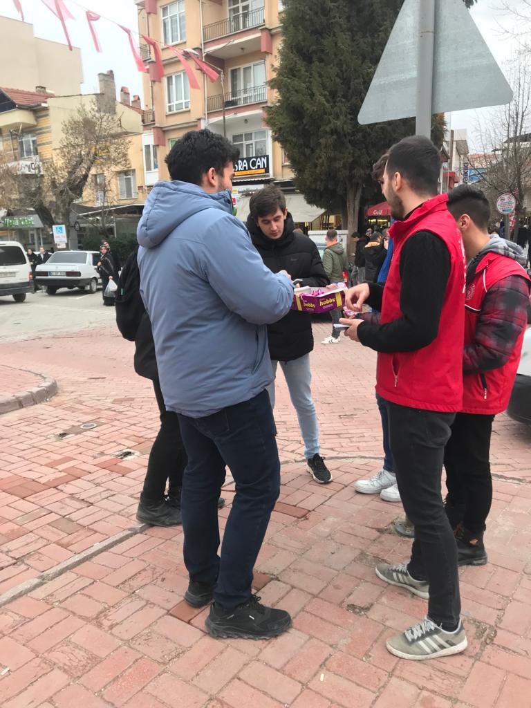 Berat Kandili dolayısıyla hazırladığımız Hadis-i Şerif’leri gönüllü gençlerimizle birlikte dağıtımını yaptık. 🌙