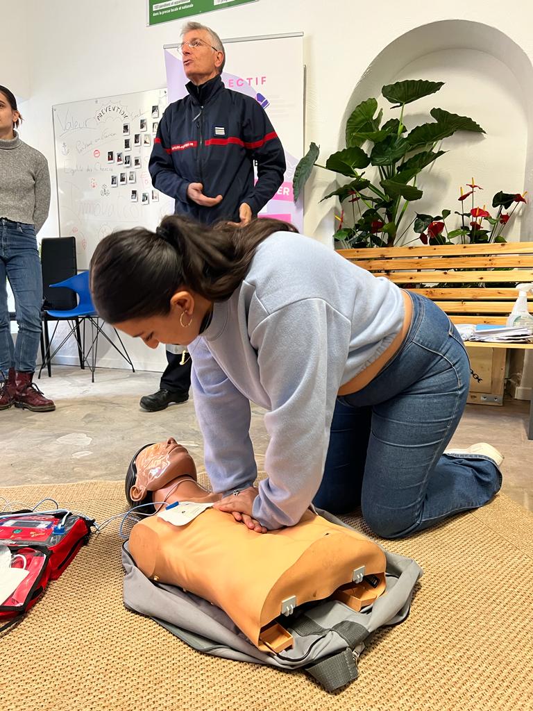 "ENSEMBLE, SAUVONS DES VIES"

🤝 Petits rappels sur les #GestesQuiSauvent en compagnie de <a href="/DefibrillaTHOR/">DéfibrillaThor 06</a>

❤️ Mission sensibilisation :
Alerter ; Masser ; Défibriller, 3 gestes pour devenir un #CitoyenSauveteur 🦸‍♀️🦸‍♂️