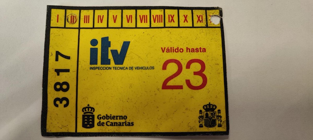 Nuestros agentes sorprendieron a un individuo con una "pegatina " de la ITV que no le correspondía. Además, cuadruplicaba la tasa de alcohol permitida y carecía de permiso de conducción.
La manipulación o uso indebido del distintivo V-19 es constitutivo de delito.